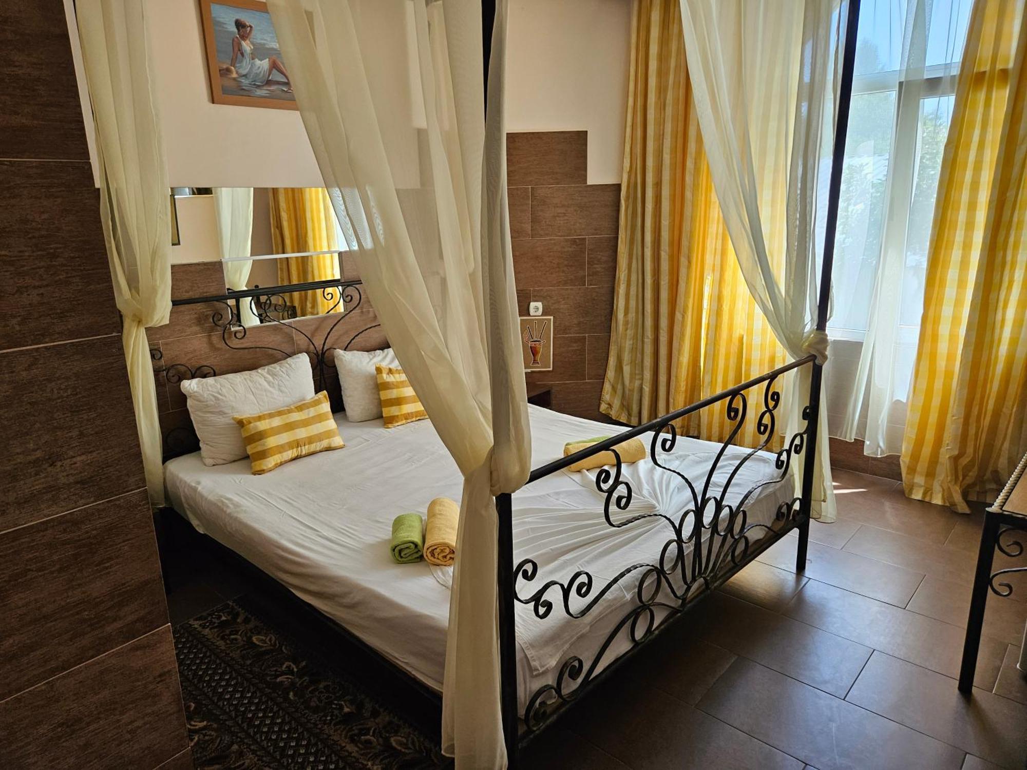 Hotel Paralax 2*