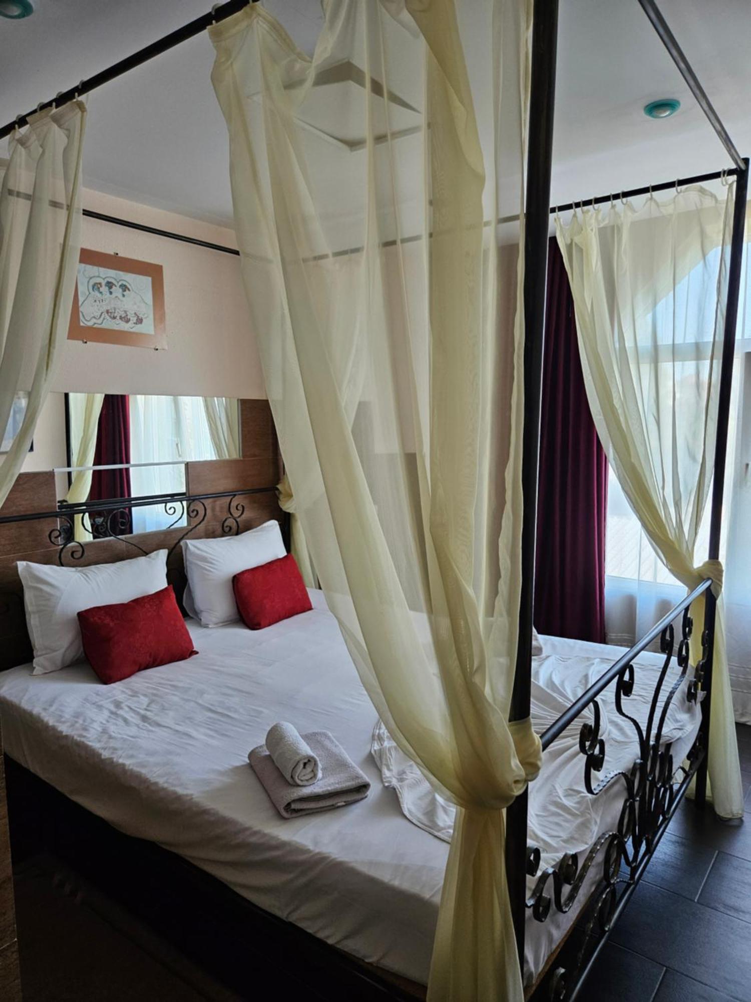 Paralax Hotel 2*